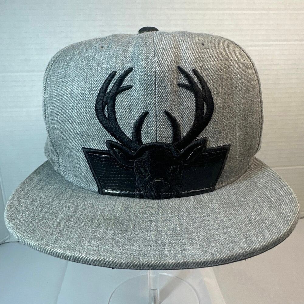 Mitchell & Ness Milwaukee Bucks snapback cap gray crown w/black embroidered deer